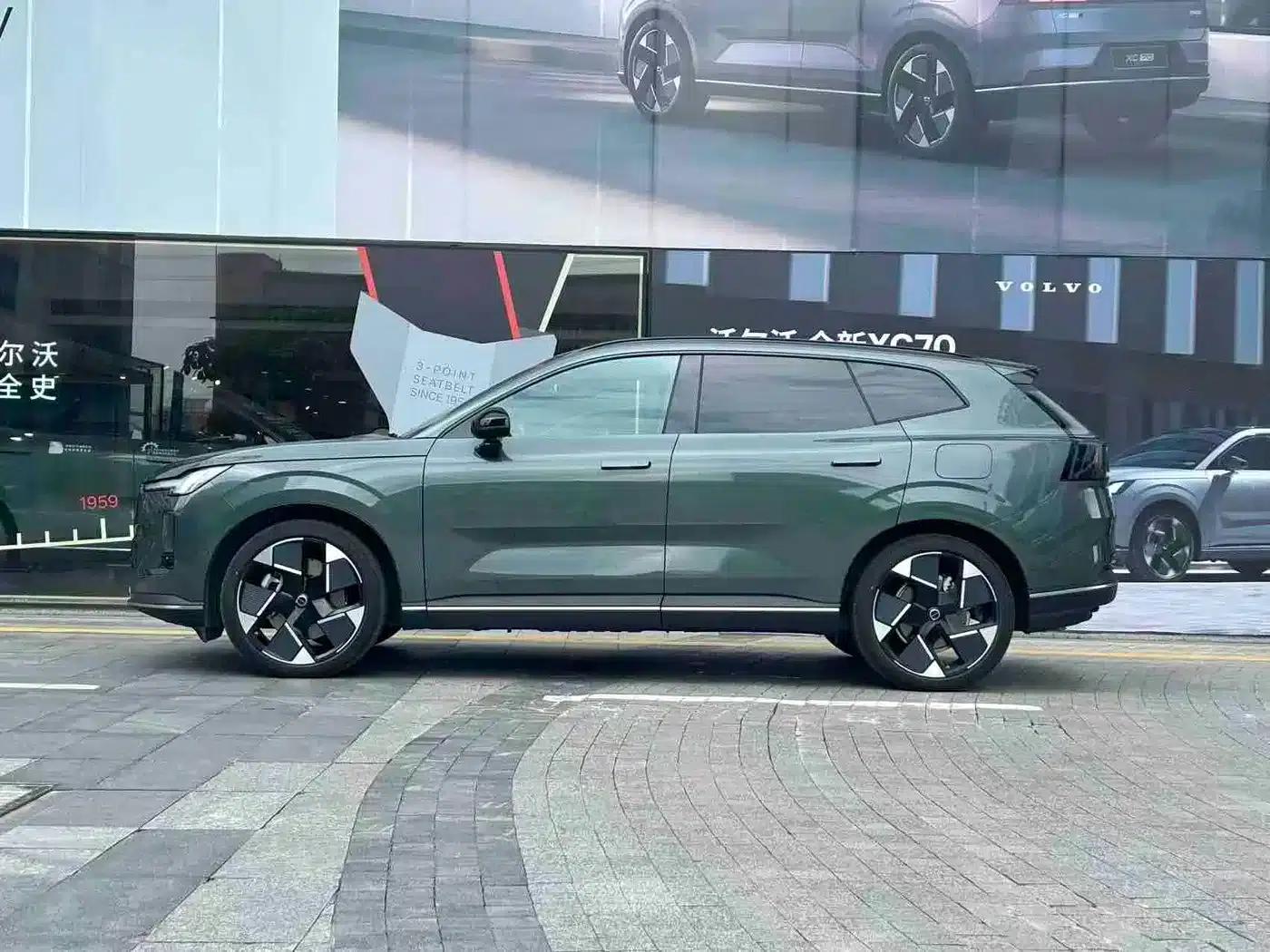 2026 Volvo XC70 Plug-in Hybrid, All-Wheel Drive, Ultra Range — миниатюра 2