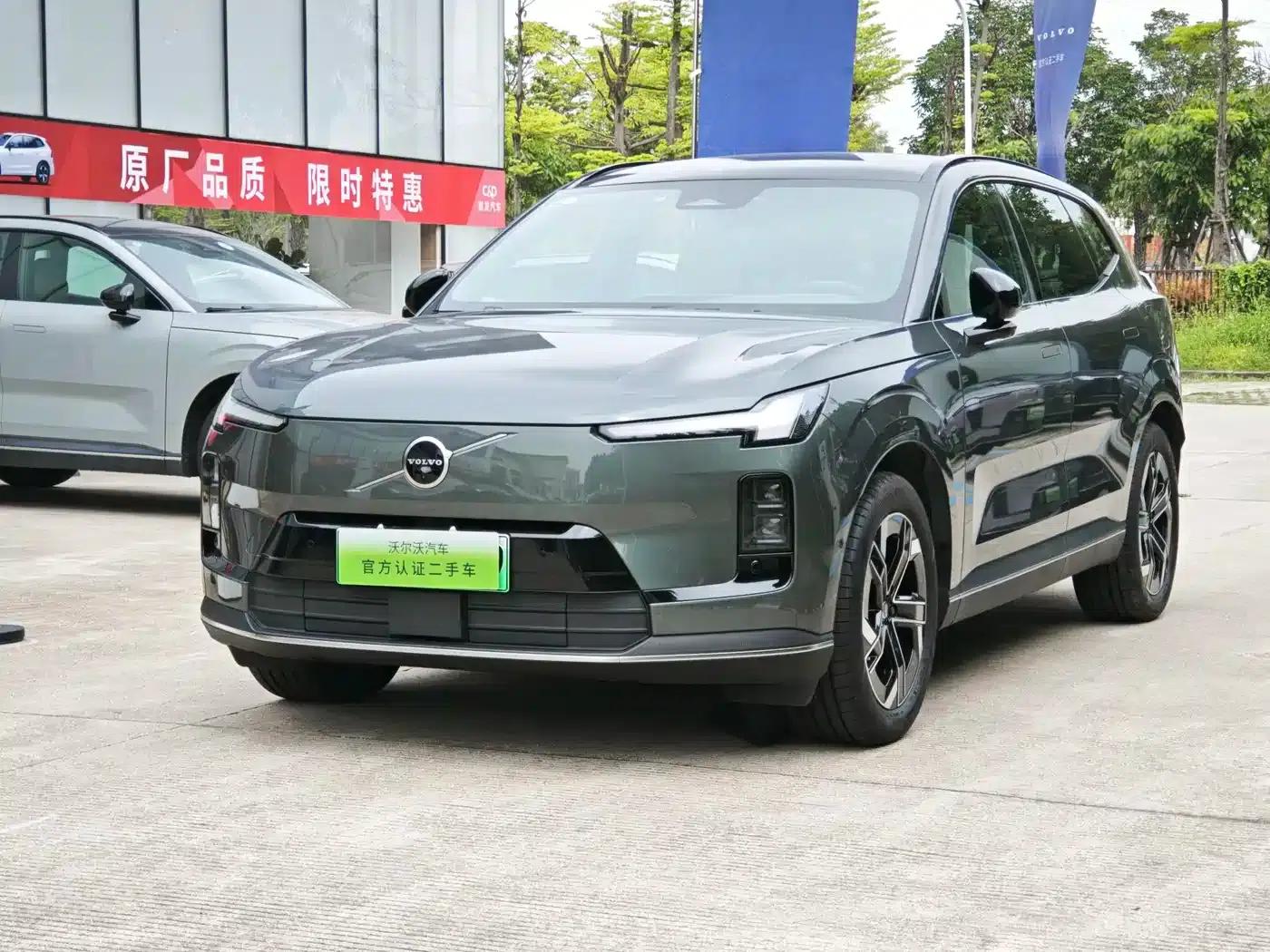 2026 Volvo XC70 Plug-in Hybrid, All-Wheel Drive, Long Range Core — миниатюра 1