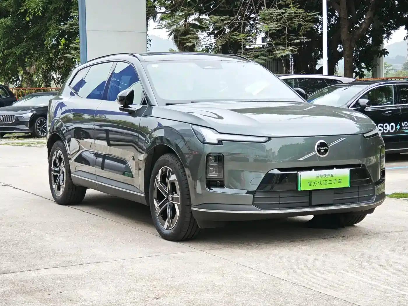 2026 Volvo XC70 Plug-in Hybrid, All-Wheel Drive, Long Range Core — миниатюра 2