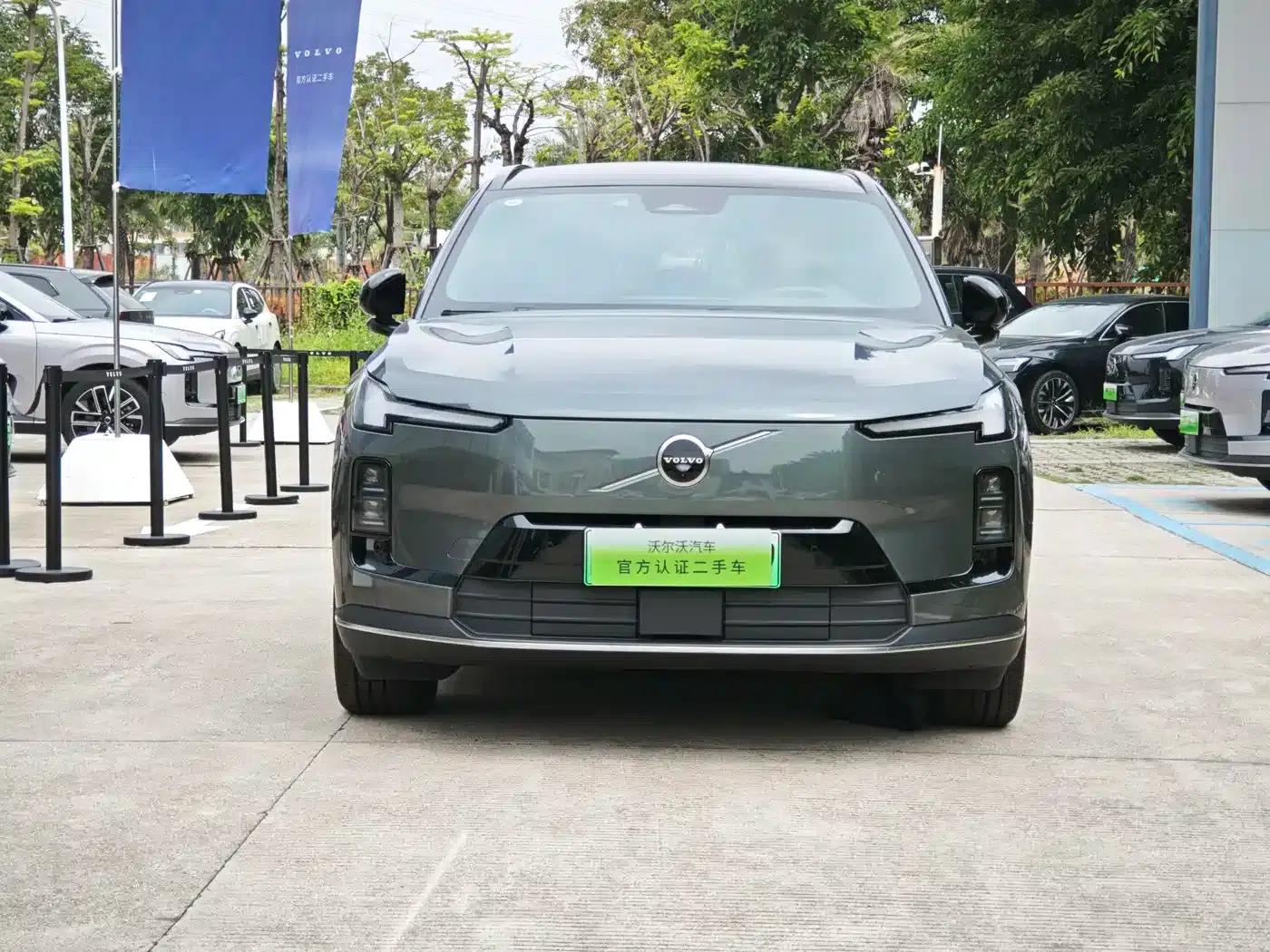 2026 Volvo XC70 Plug-in Hybrid, All-Wheel Drive, Long Range Core — миниатюра 3