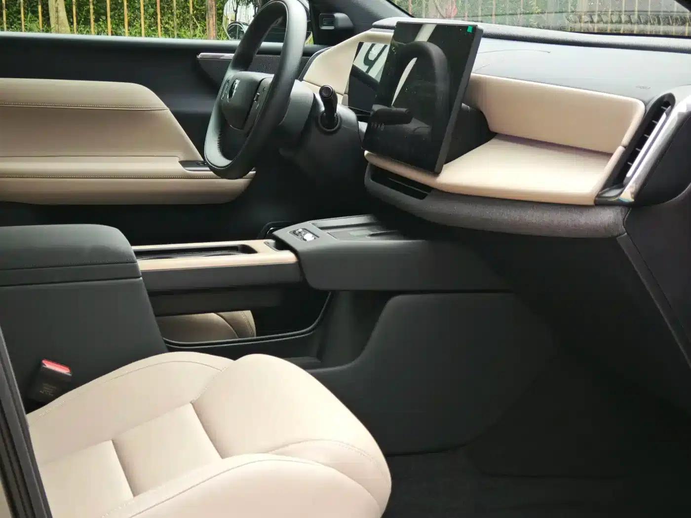 2026 Volvo XC70 Plug-in Hybrid, All-Wheel Drive, Long Range Core — миниатюра 6