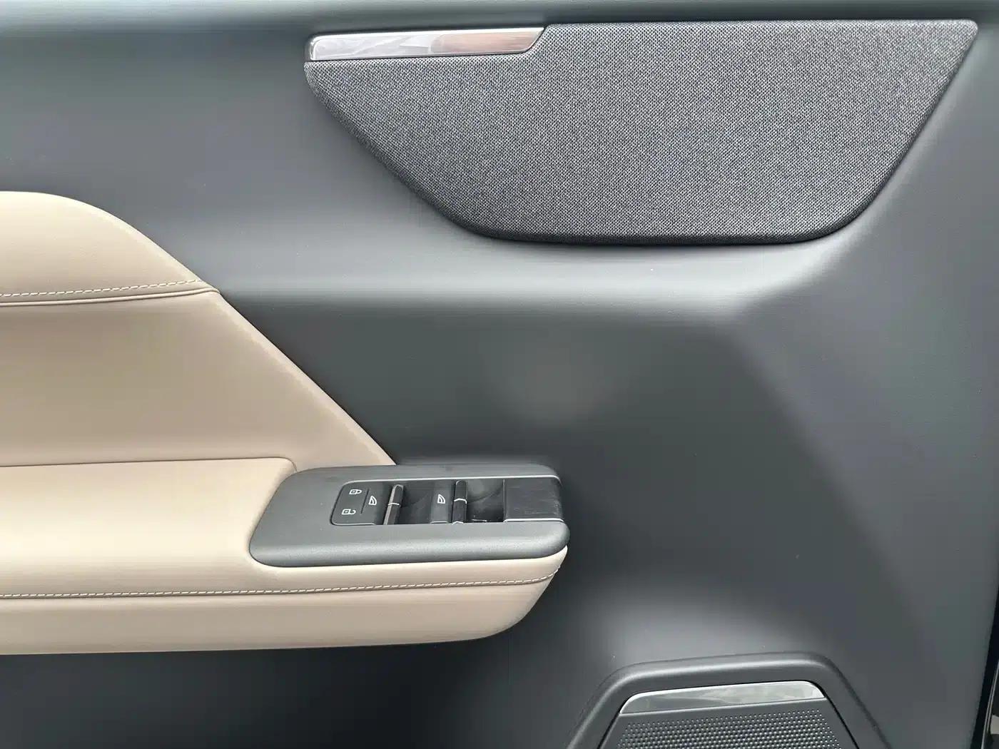 2026 Volvo XC70 Plug-in Hybrid (Two-Wheel Drive, Long Range, Core) — миниатюра 14
