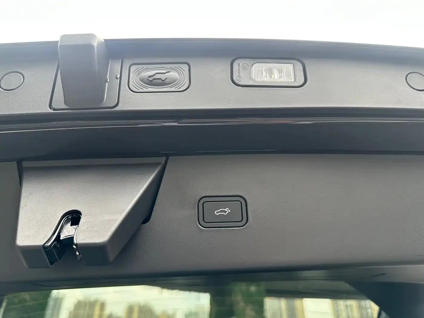 2026 Volvo XC70 Plug-in Hybrid (Two-Wheel Drive, Long Range, Core) — миниатюра 17