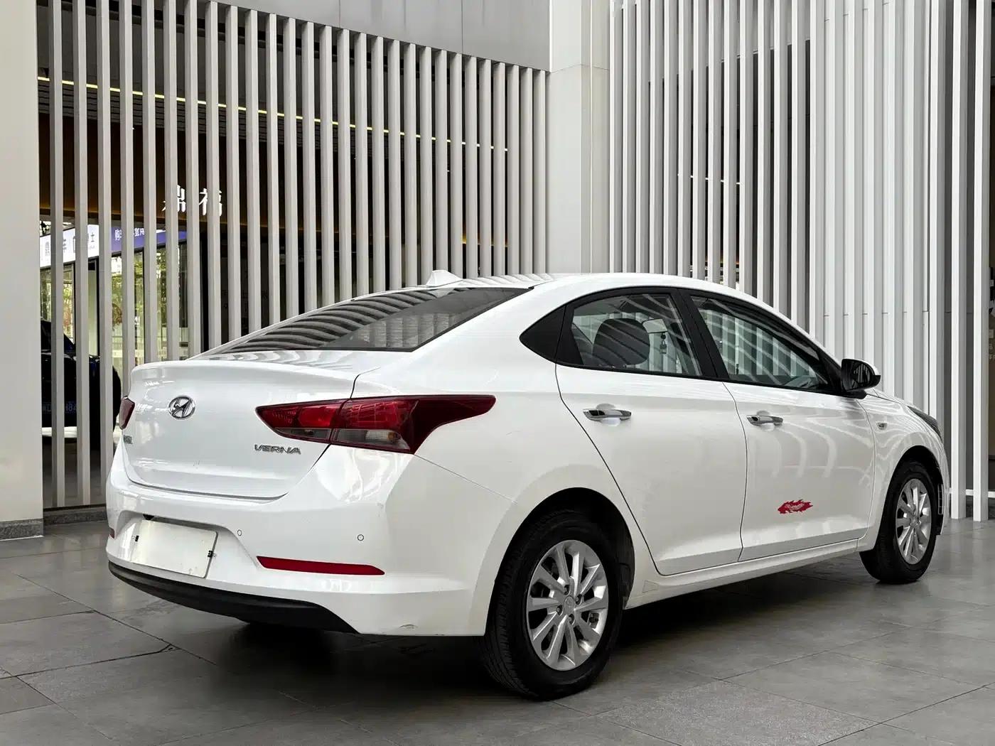 2016 Hyundai Verna 1.4L Manual GLS Cool Edition — миниатюра 11
