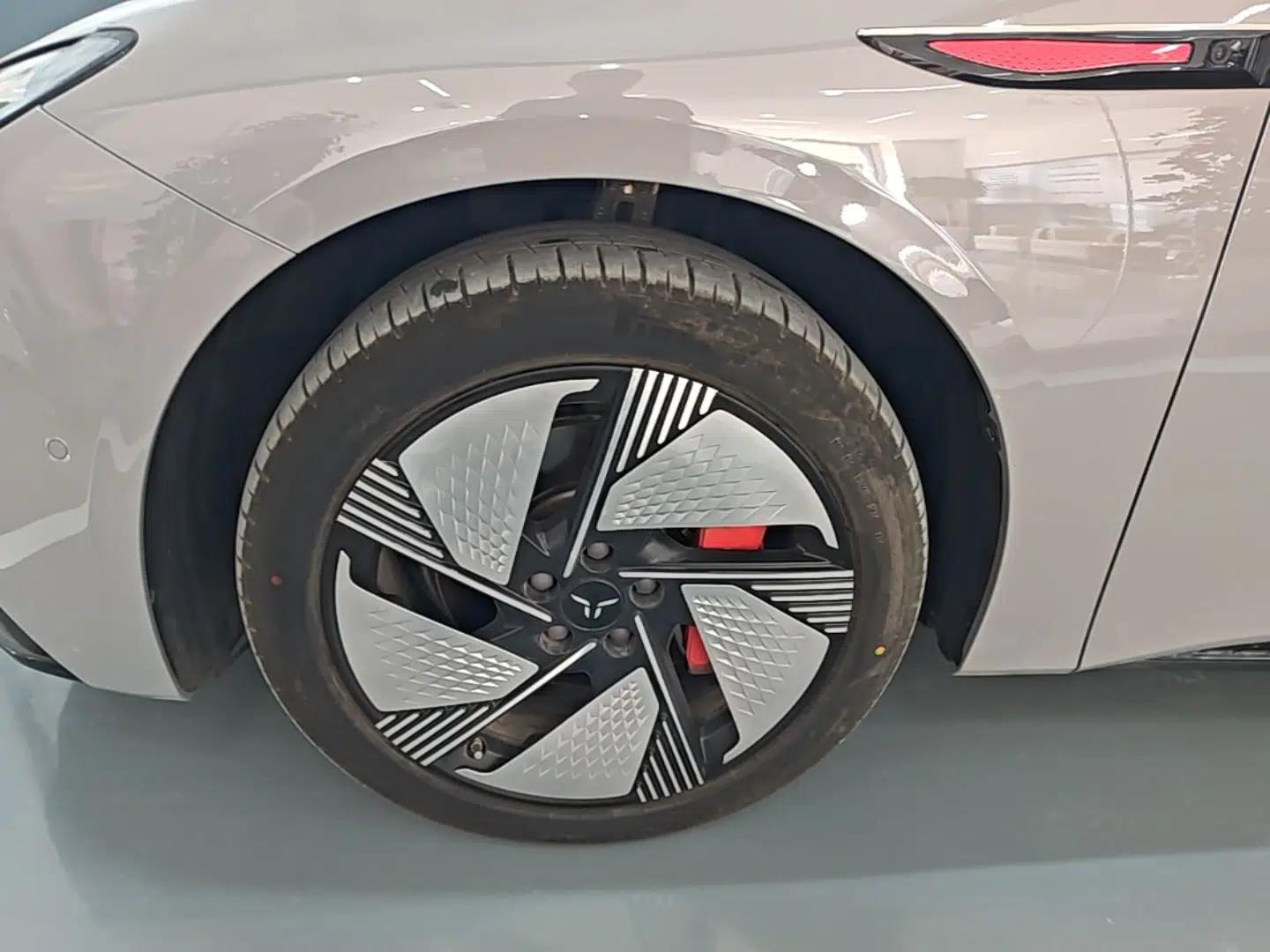 Hongqi EH7 2025 640 All-Wheel Drive Smart Selection Edition — миниатюра 8
