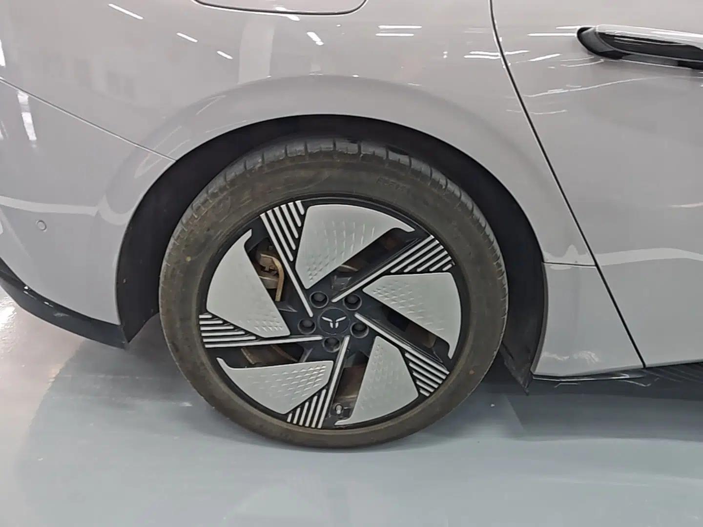 Hongqi EH7 2025 640 All-Wheel Drive Smart Selection Edition — миниатюра 10