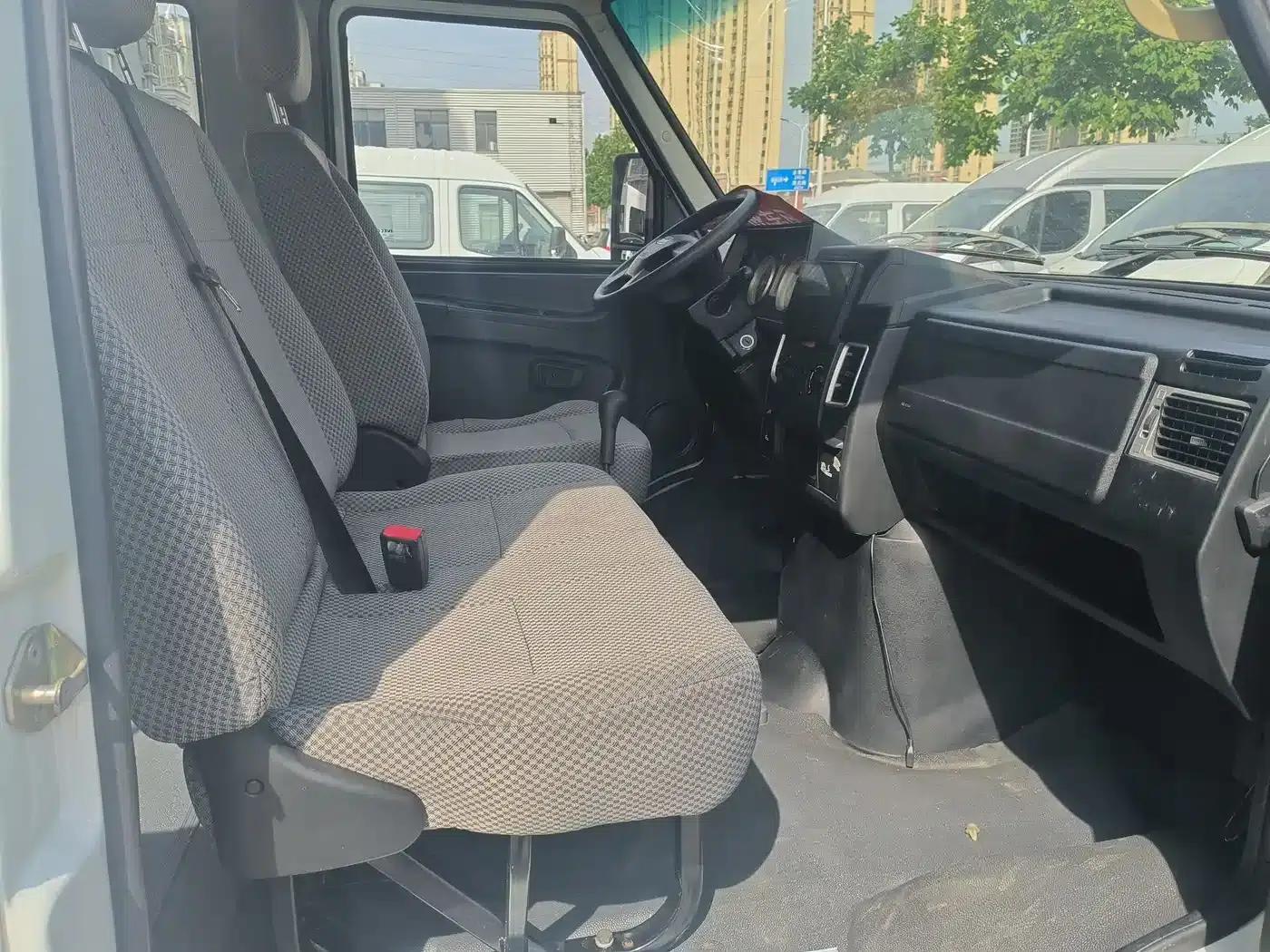 Iveco DeYi 2017 2.5T A35 Bus (5-7 Seats) 47Z5 — миниатюра 4