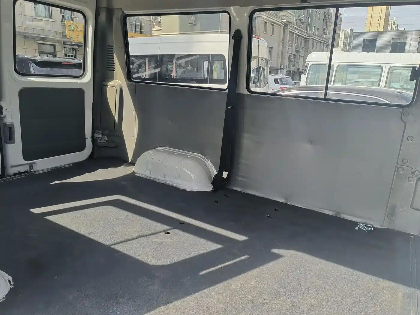 Iveco DeYi 2017 2.5T A35 Bus (5-7 Seats) 47Z5 — миниатюра 5