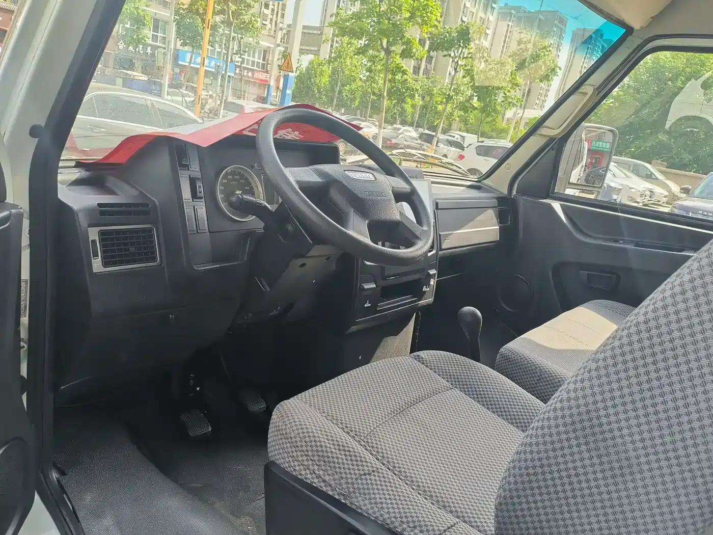 Iveco DeYi 2017 2.5T A35 Bus (5-7 Seats) 47Z5 — миниатюра 8