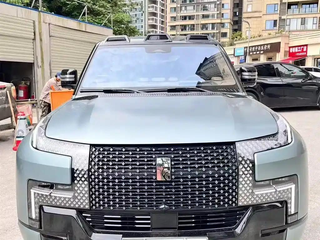Looking up at the 2023 U8 Luxury Edition — миниатюра 2