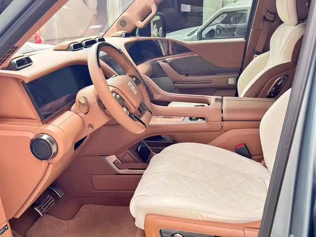 Looking up at the 2023 U8 Luxury Edition — миниатюра 5