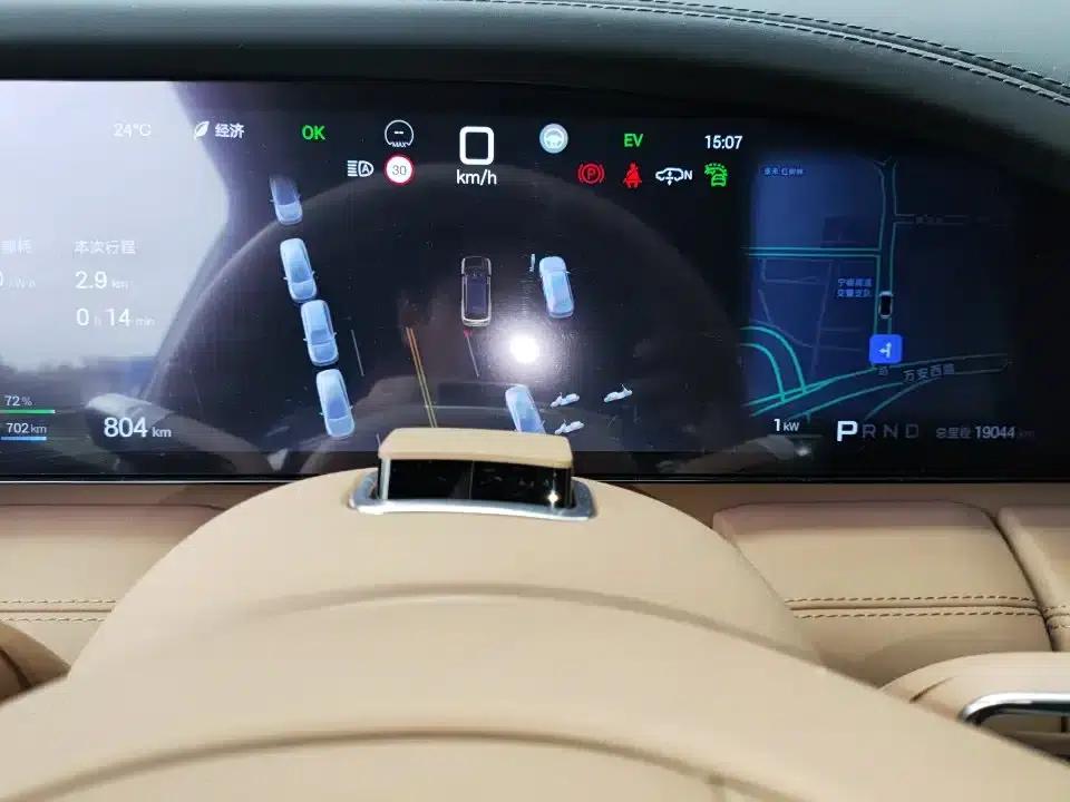 Looking up at the U8 L 2025 Dingshi Edition — миниатюра 3