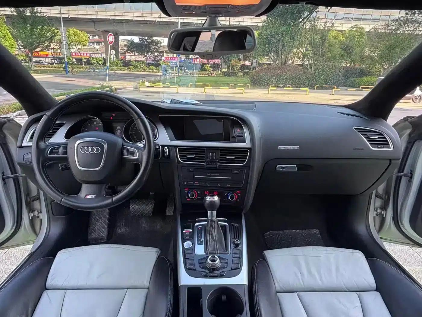 2010 Audi S5 3.0T Sportback — миниатюра 25