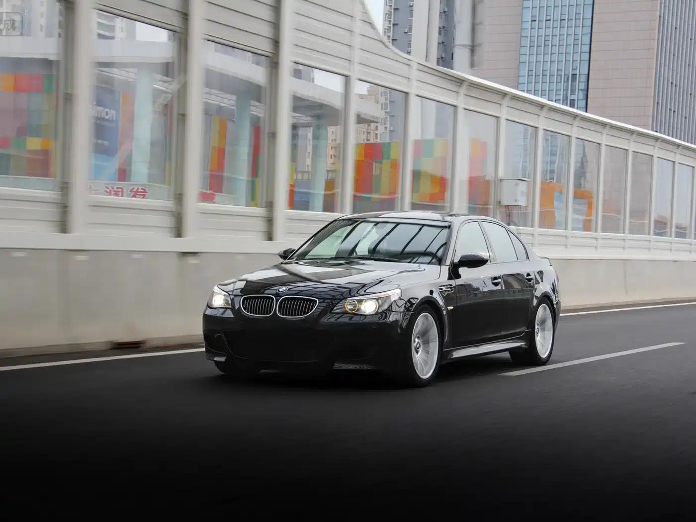 BMW M5 2005 — миниатюра 1