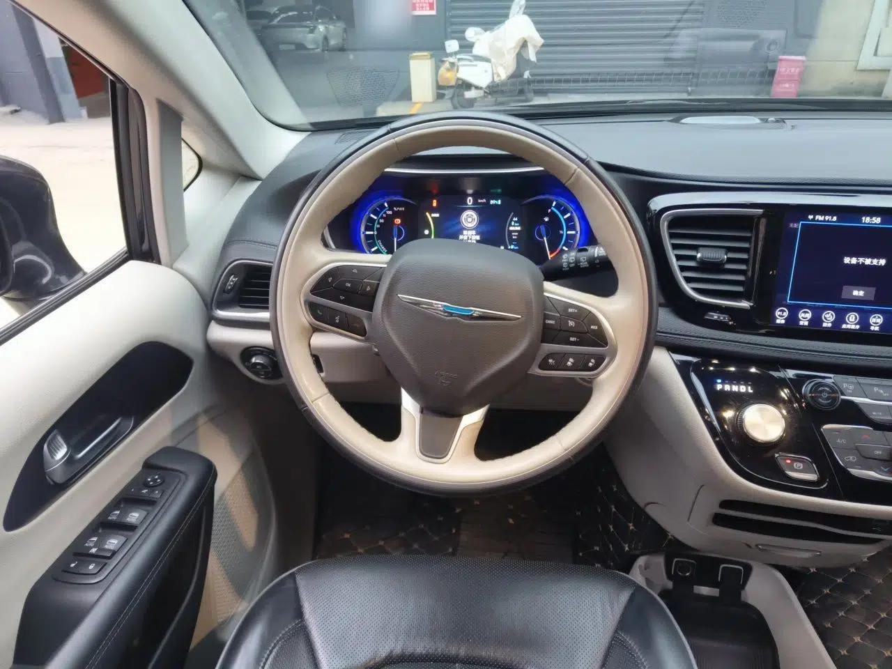Chrysler Grand Voyager PHEV 2019 3.6L Plug-in Hybrid — миниатюра 11