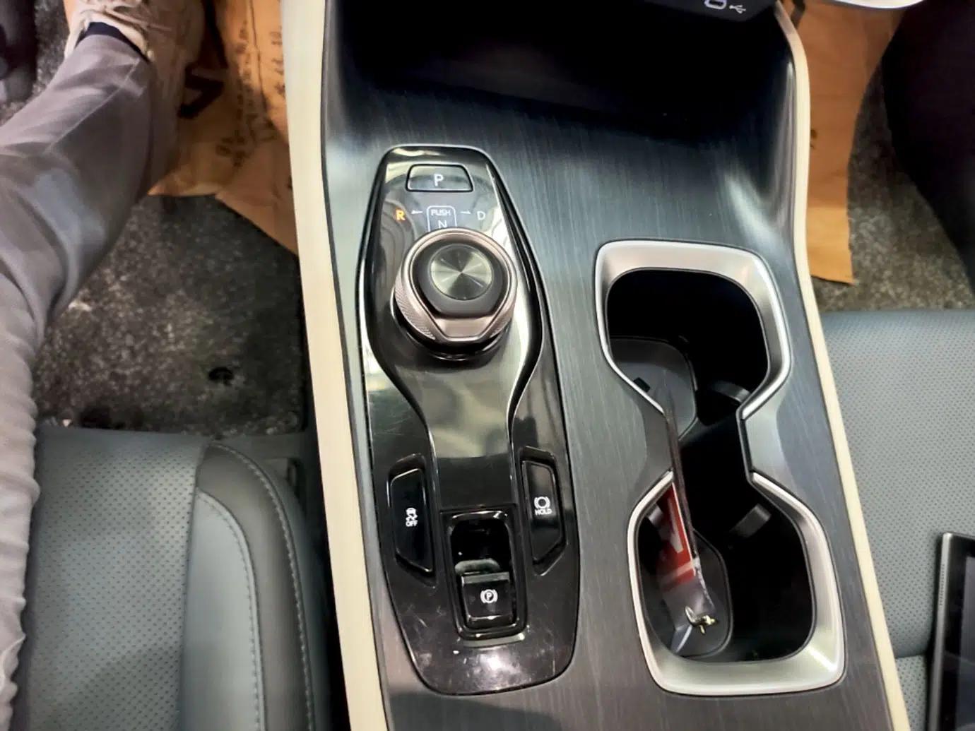 Lexus RZ 2023 450e All-Wheel Drive Luxury Edition — миниатюра 17