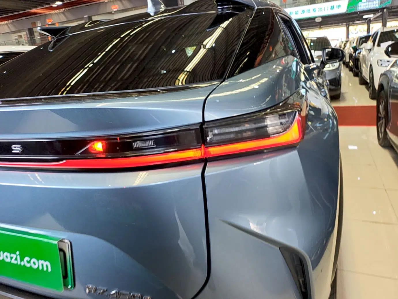 Lexus RZ 2023 450e All-Wheel Drive Luxury Edition — миниатюра 7