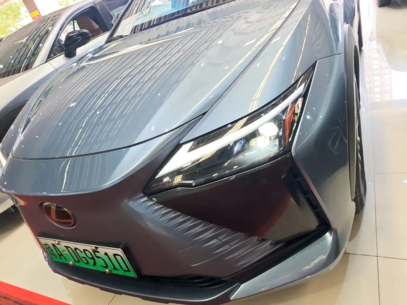Lexus RZ 2023 450e All-Wheel Drive Luxury Edition — миниатюра 9