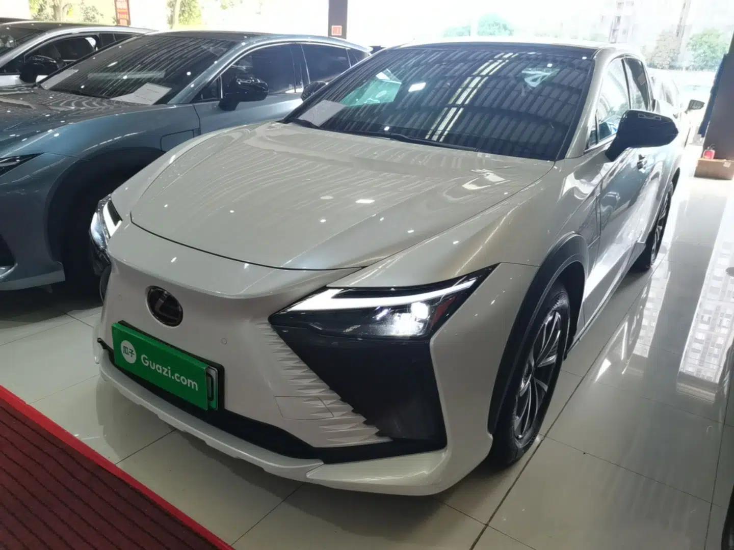 Lexus RZ 2023 450e All-Wheel Drive Luxury Edition — миниатюра 1