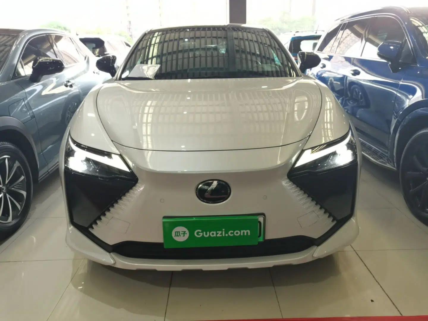 Lexus RZ 2023 450e All-Wheel Drive Luxury Edition — миниатюра 2