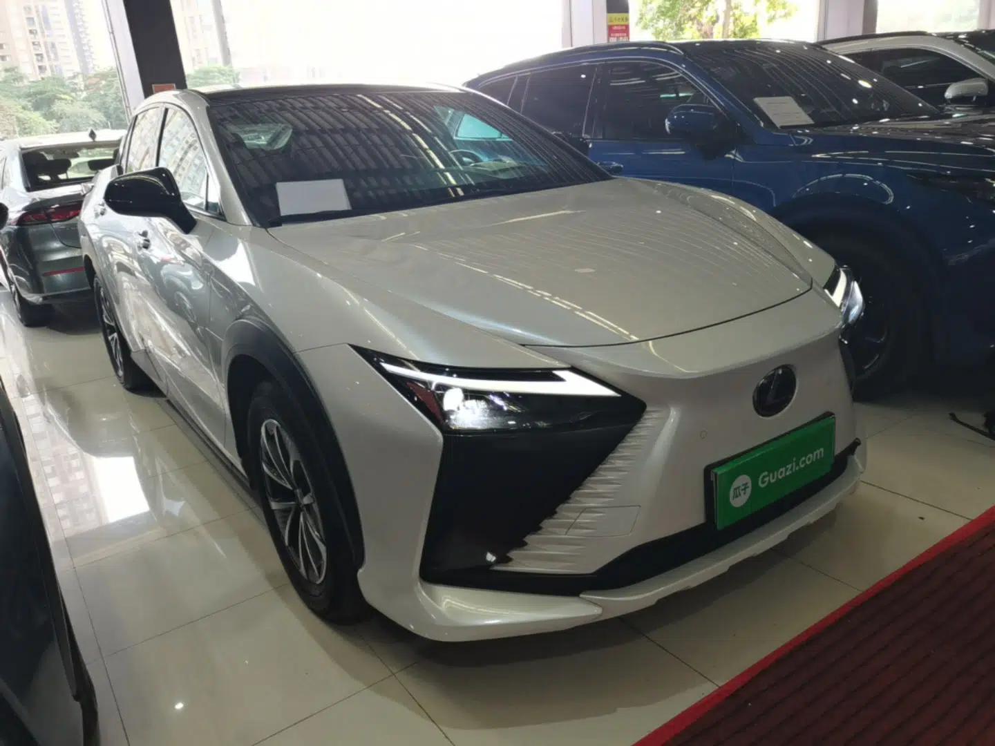 Lexus RZ 2023 450e All-Wheel Drive Luxury Edition — миниатюра 3