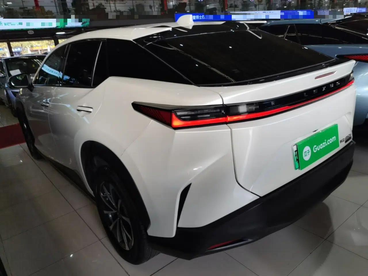 Lexus RZ 2023 450e All-Wheel Drive Luxury Edition — миниатюра 4