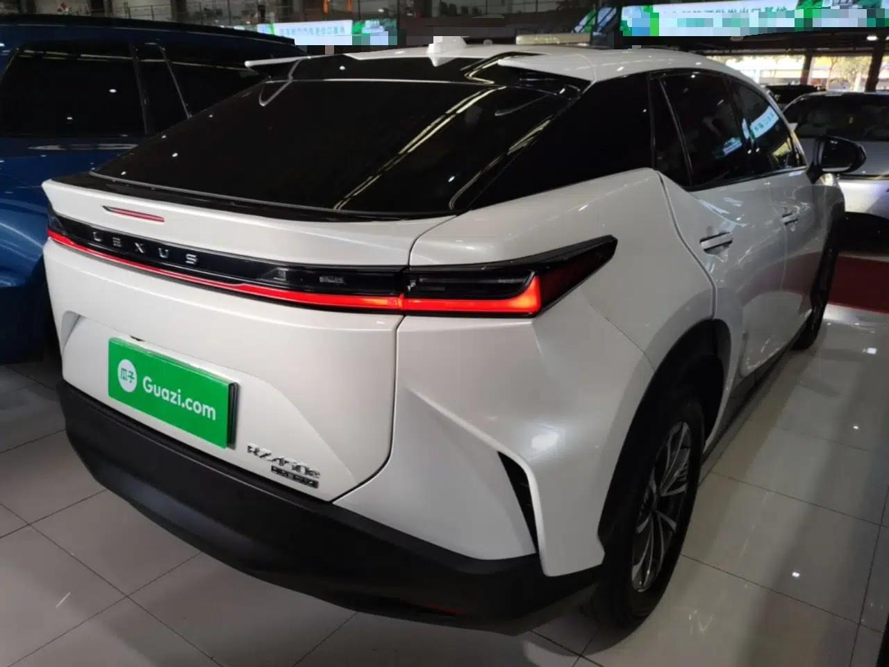 Lexus RZ 2023 450e All-Wheel Drive Luxury Edition — миниатюра 6