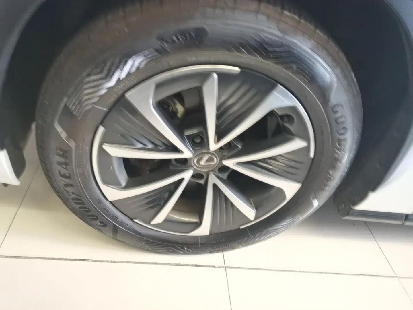 Lexus RZ 2023 450e All-Wheel Drive Luxury Edition — миниатюра 8