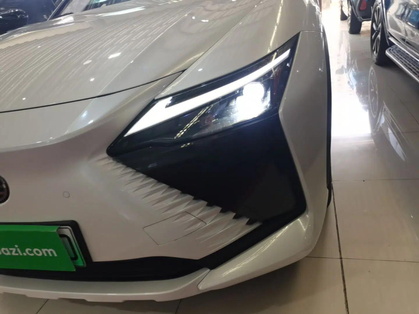 Lexus RZ 2023 450e All-Wheel Drive Luxury Edition — миниатюра 9
