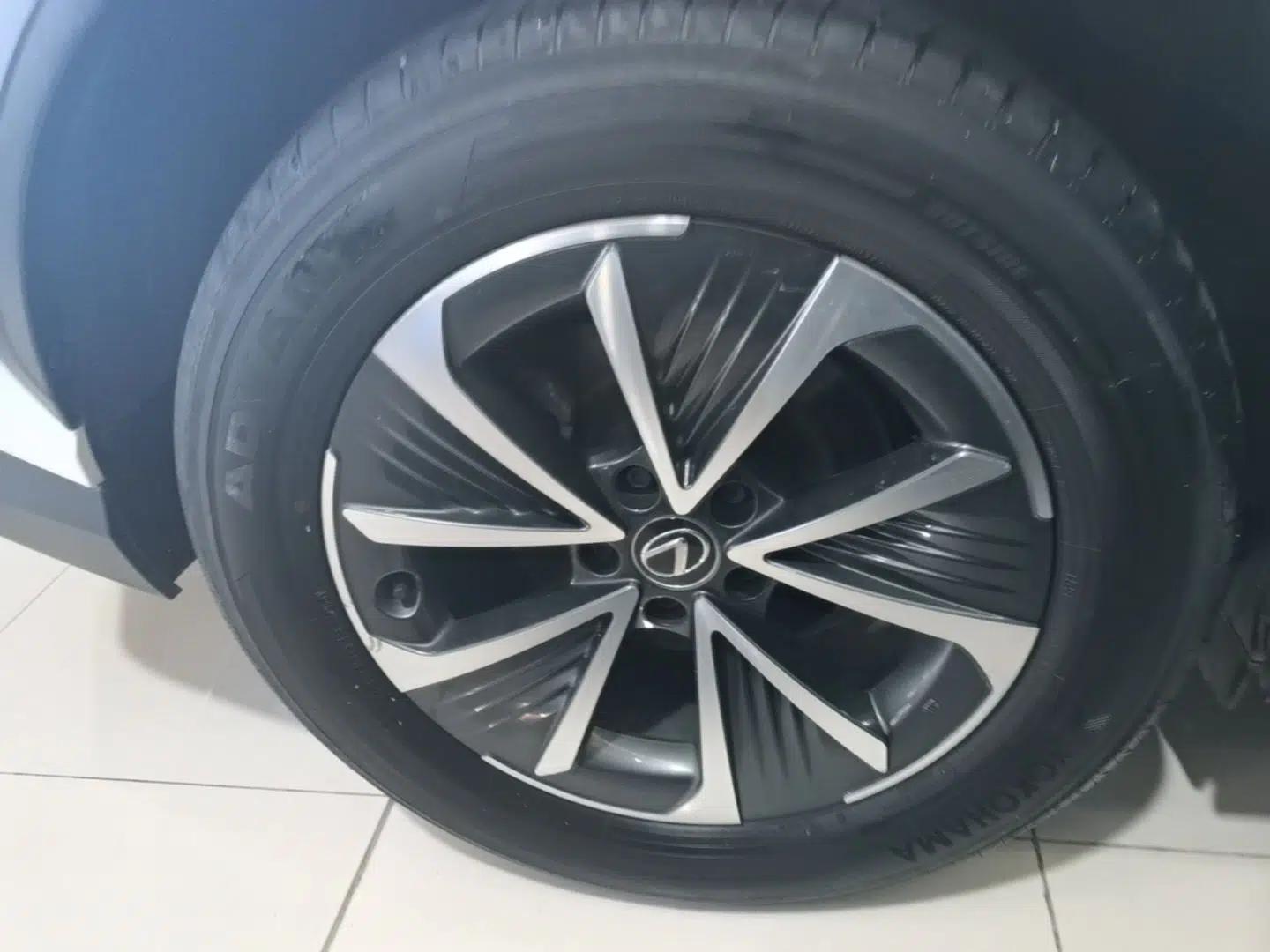 Lexus RZ 2023 450e All-Wheel Drive Luxury Edition — миниатюра 10