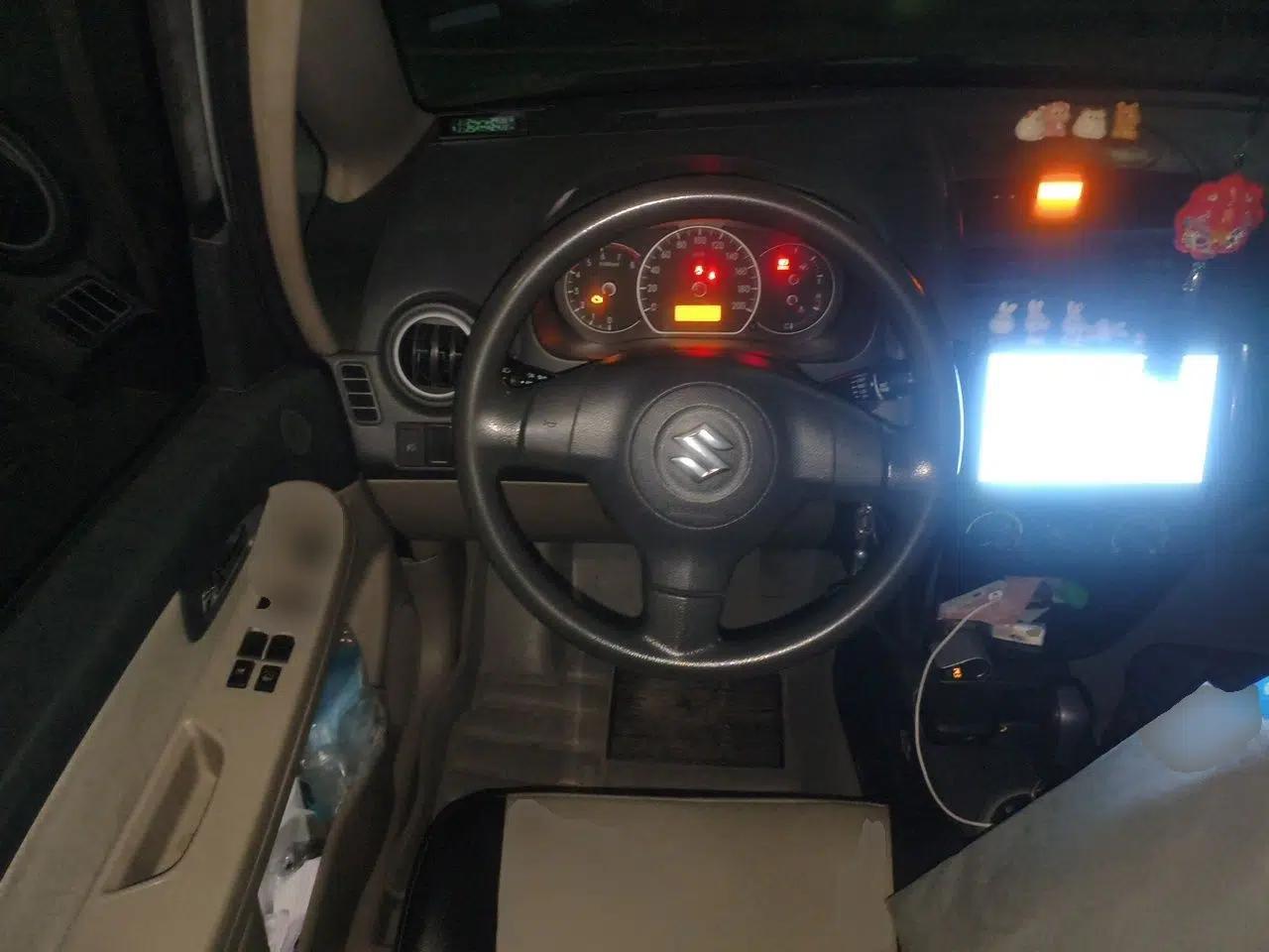 Suzuki SX4 2010 Sedan 1.6L Automatic Value Model — миниатюра 11