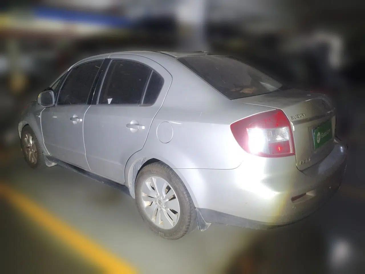 Suzuki SX4 2010 Sedan 1.6L Automatic Value Model — миниатюра 4