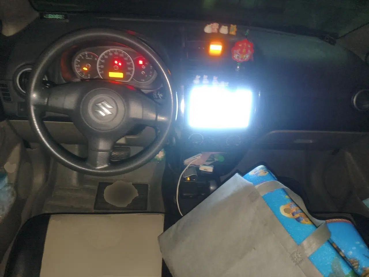 Suzuki SX4 2010 Sedan 1.6L Automatic Value Model — миниатюра 10
