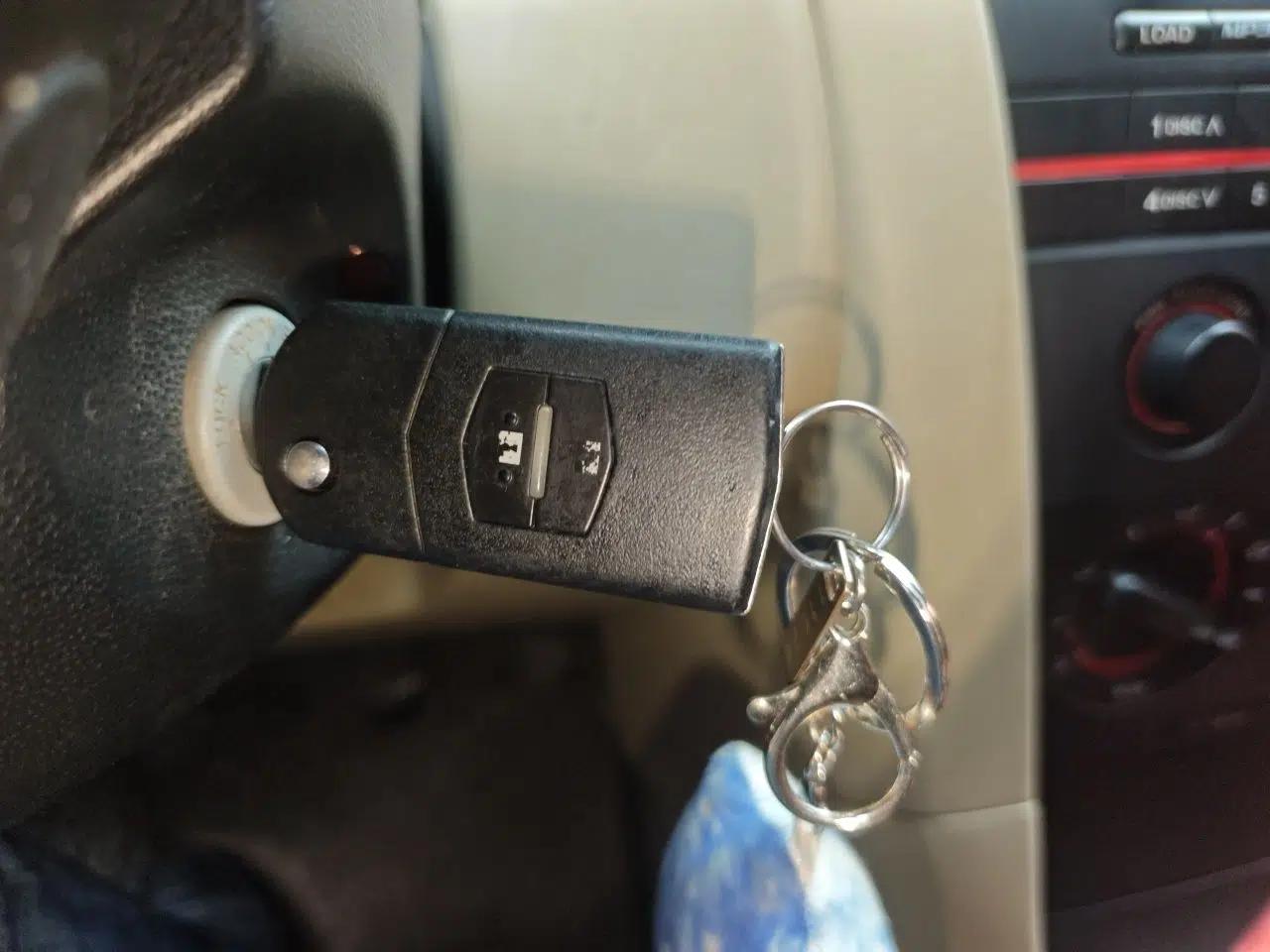 Mazda 3 2012 1.6L Manual Classic Special Offer — миниатюра 9