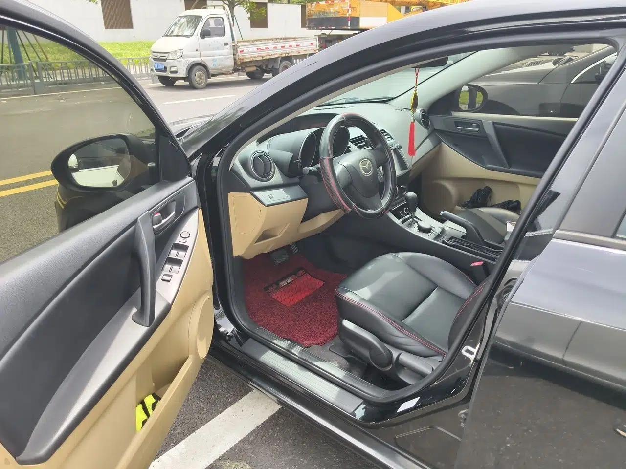 Mazda 3 2011 Sedan 1.6L Automatic Comfort Model — миниатюра 17