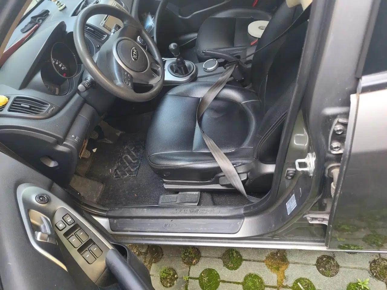 Kia Forte 2012 1.6L MT GL Commemorative Edition — миниатюра 16