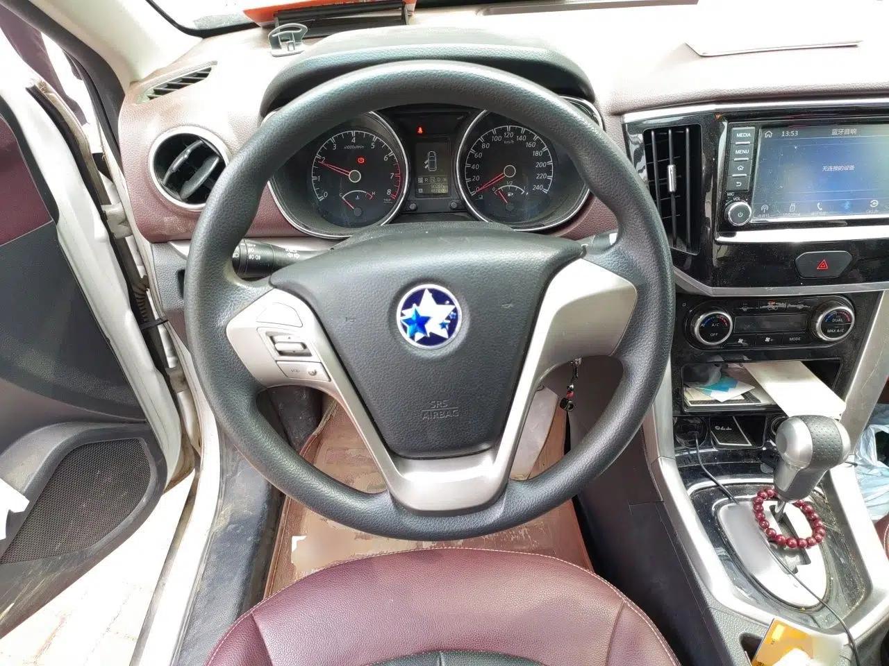 Venucia T70X 2016 2.0L CVT SmartFun Sport Edition — миниатюра 11