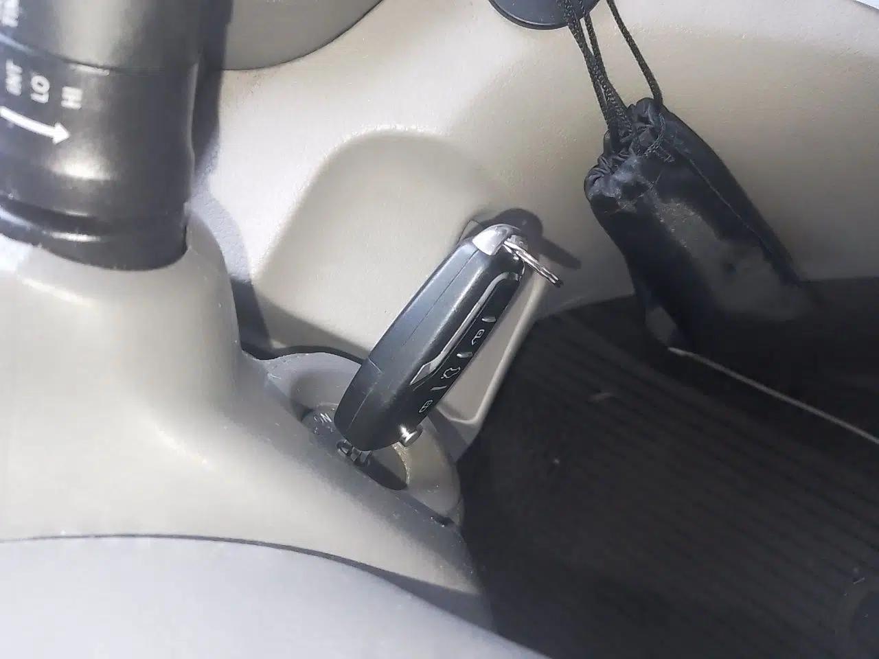 Nissan NV200 2016 1.6L CVT Luxury Model — миниатюра 9