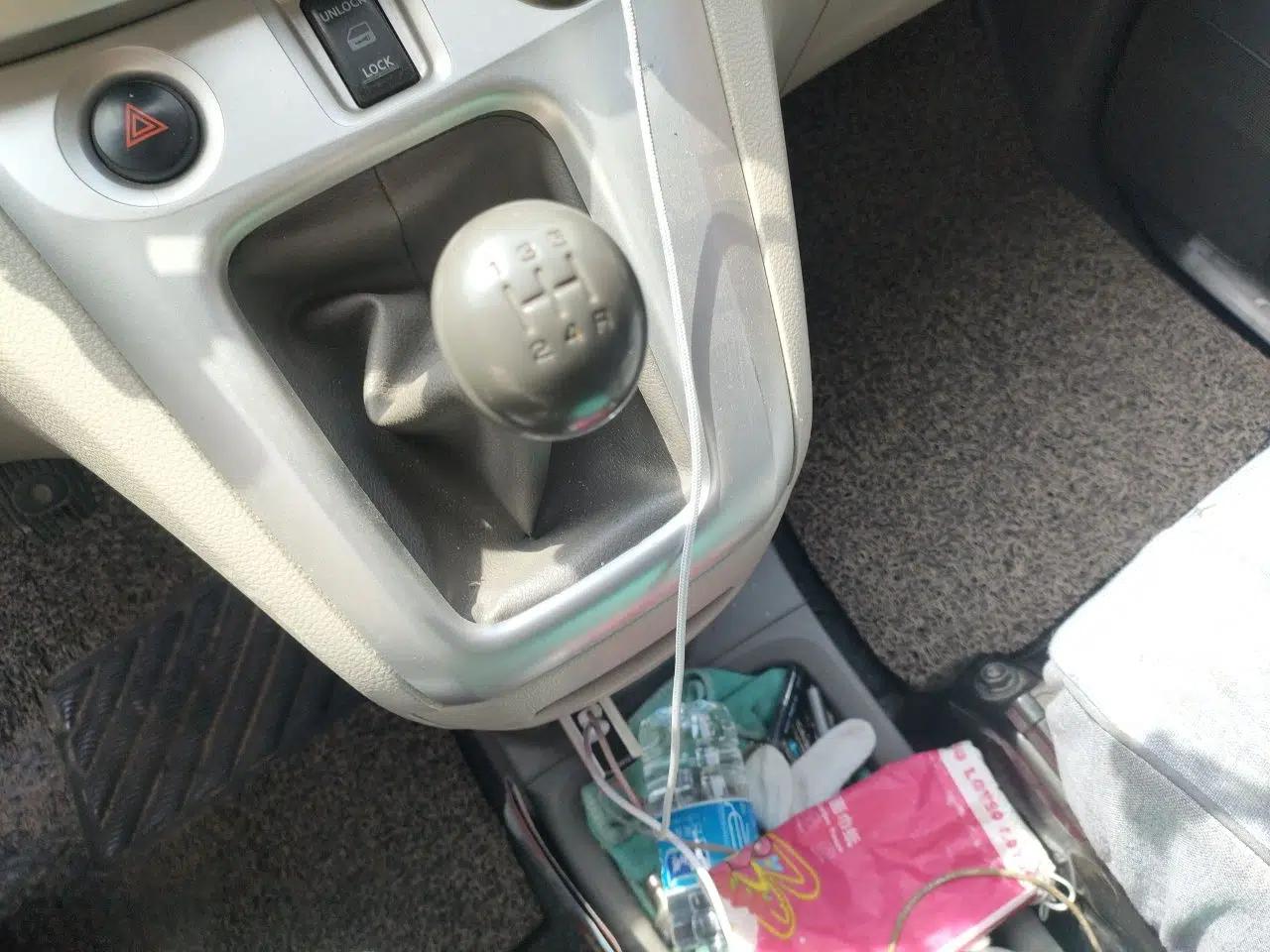 Nissan NV200 2014 1.6L Manual Luxury Model China IV Standard — миниатюра 15