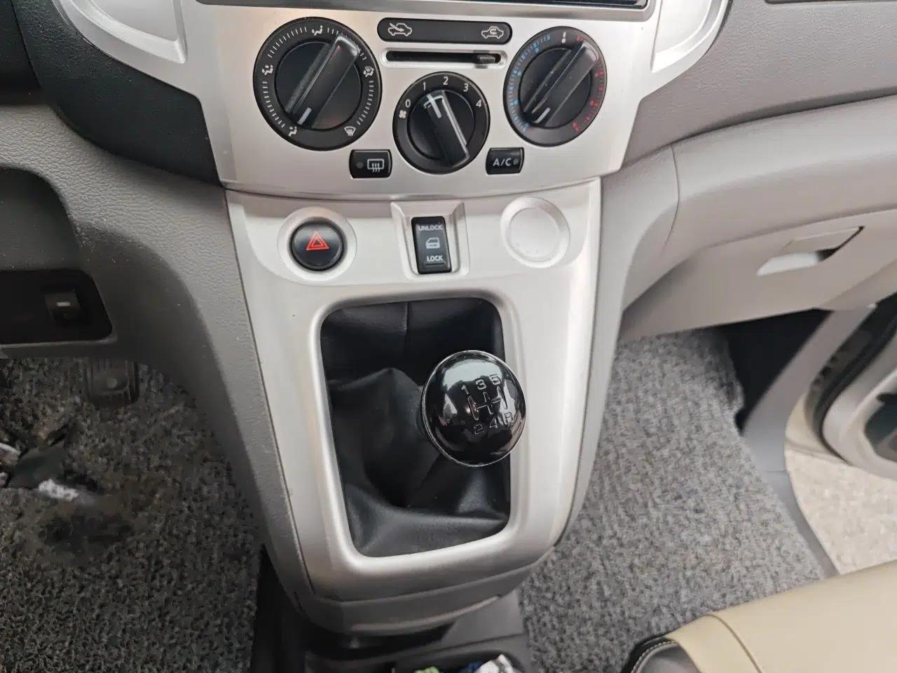 Nissan NV200 2012 1.6L 232 Seats Luxury Version — миниатюра 15