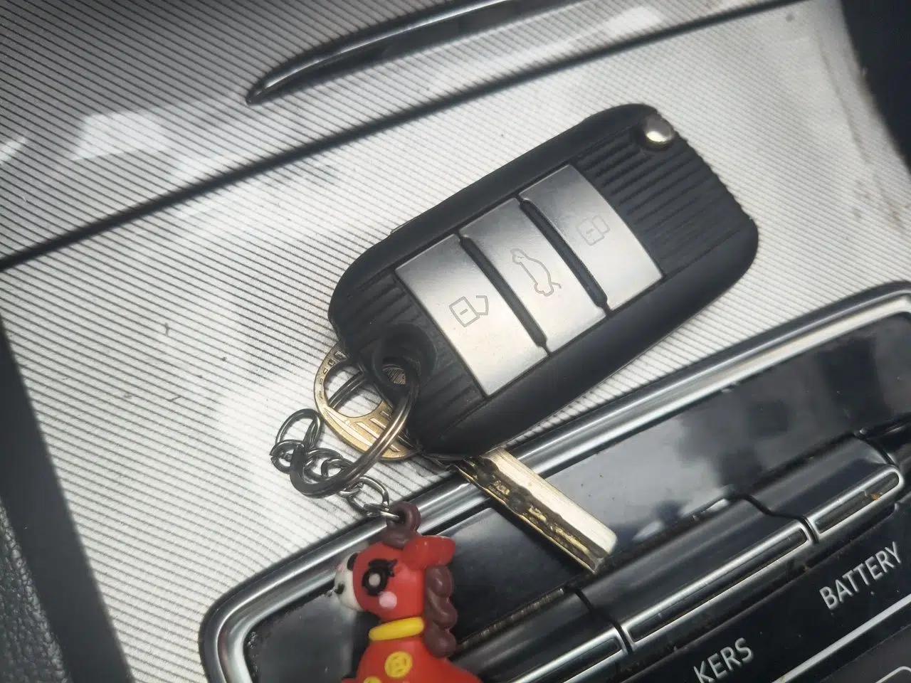 Roewe i6 New Energy 2017 45T Hybrid Connect & Smart Enjoyment Edition — миниатюра 9
