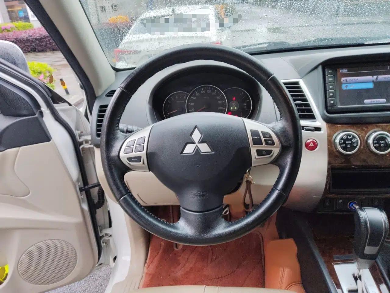 Mitsubishi Pajero Sport 2013 3.0L Automatic 4x4 Flagship Edition — миниатюра 9