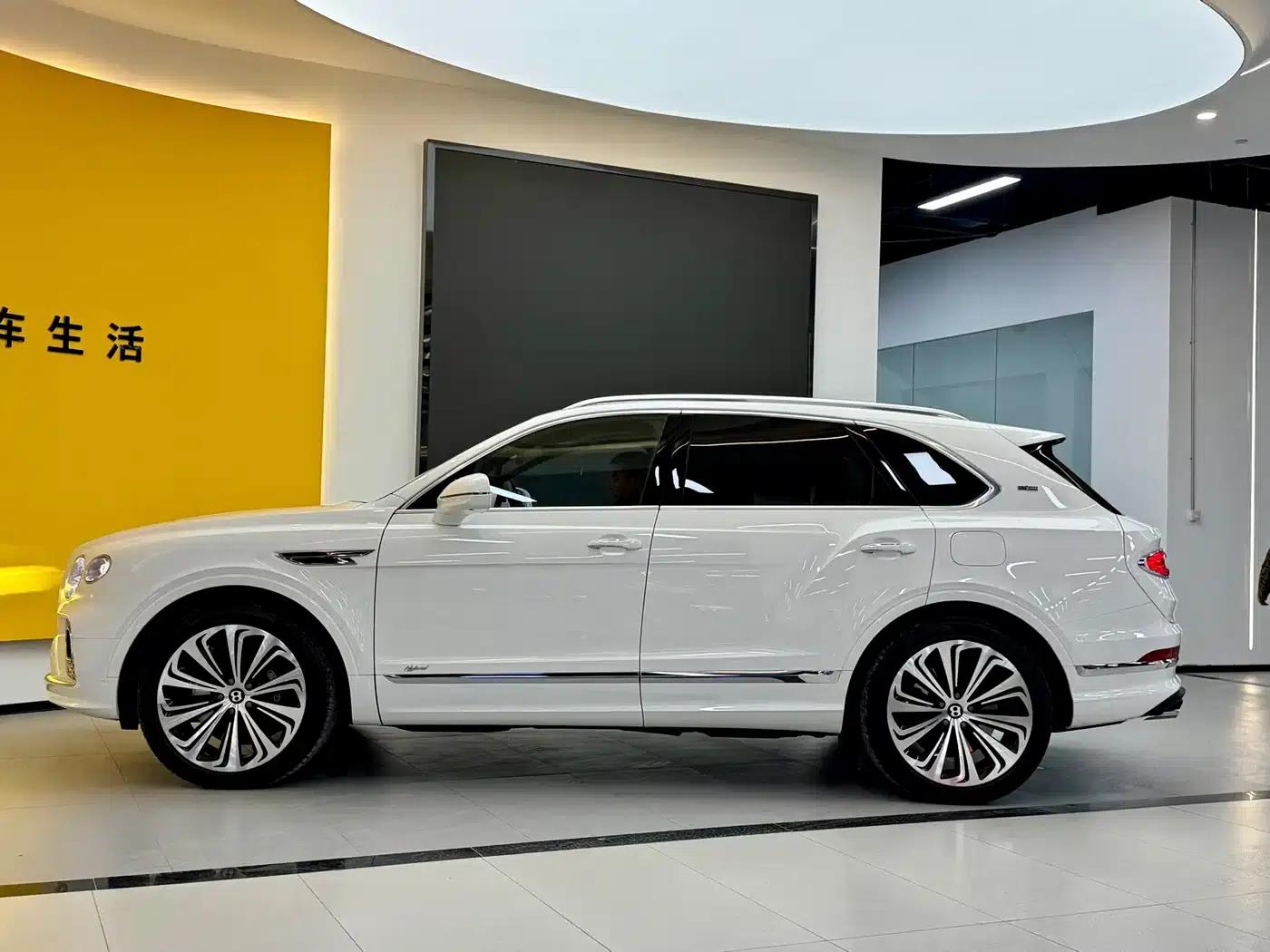 Bentayga Plug-in Hybrid 2021 3.0T PHEV — миниатюра 4