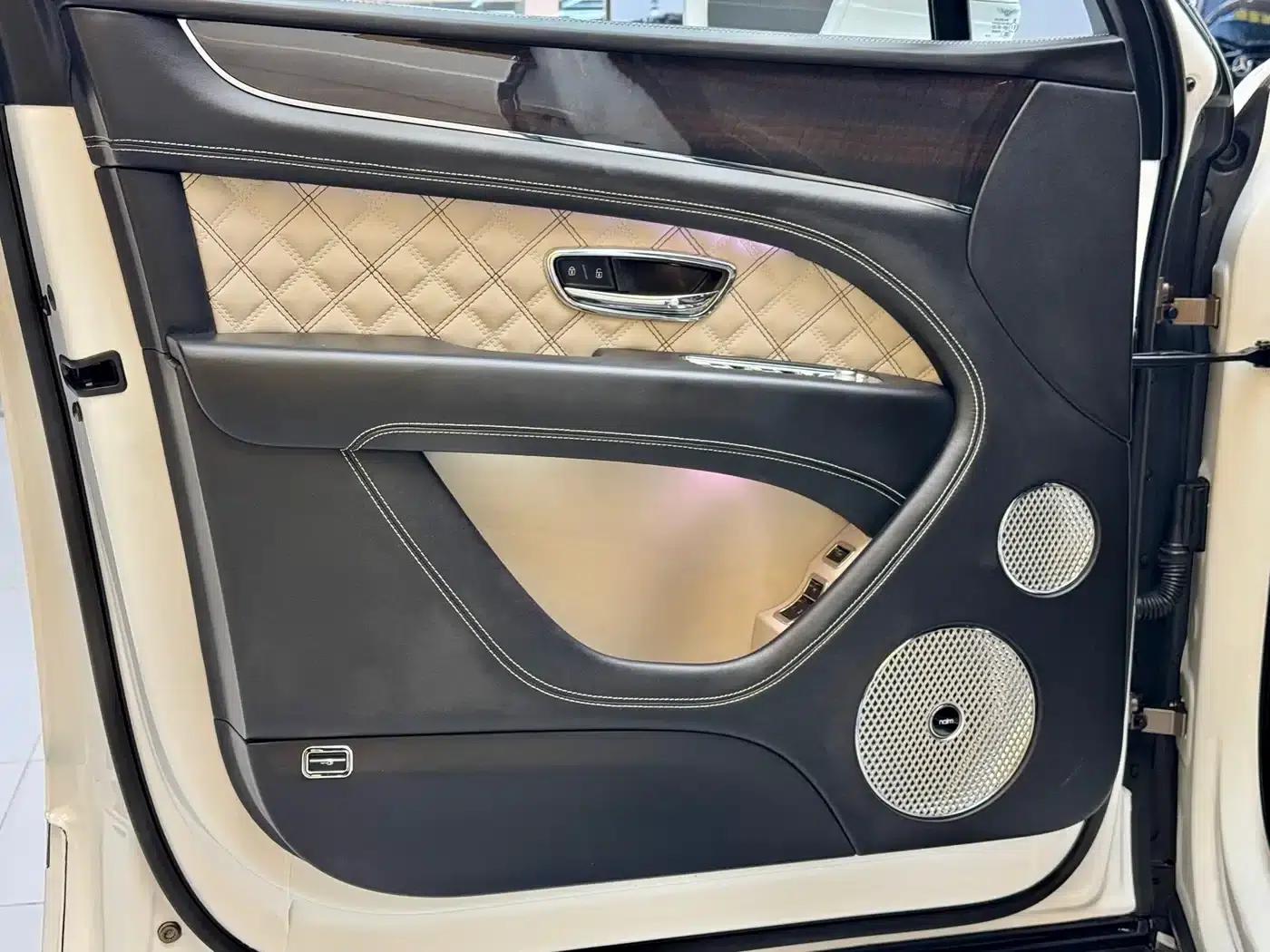 Bentayga Plug-in Hybrid 2021 3.0T PHEV — миниатюра 8