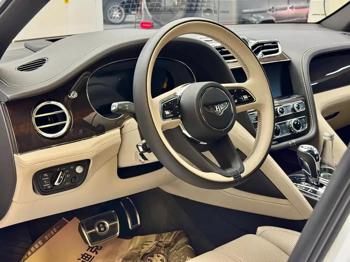 Bentayga Plug-in Hybrid 2021 3.0T PHEV — миниатюра 9