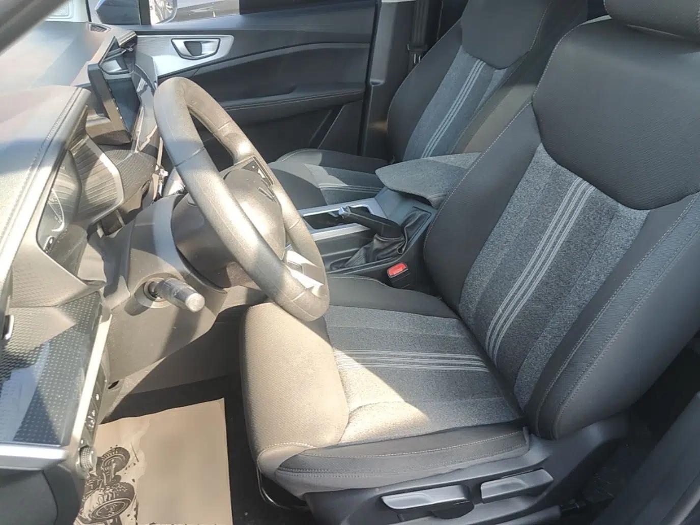 Wuling Jiachen 2022 1.5L Manual Enjoyment Elite Model — миниатюра 18
