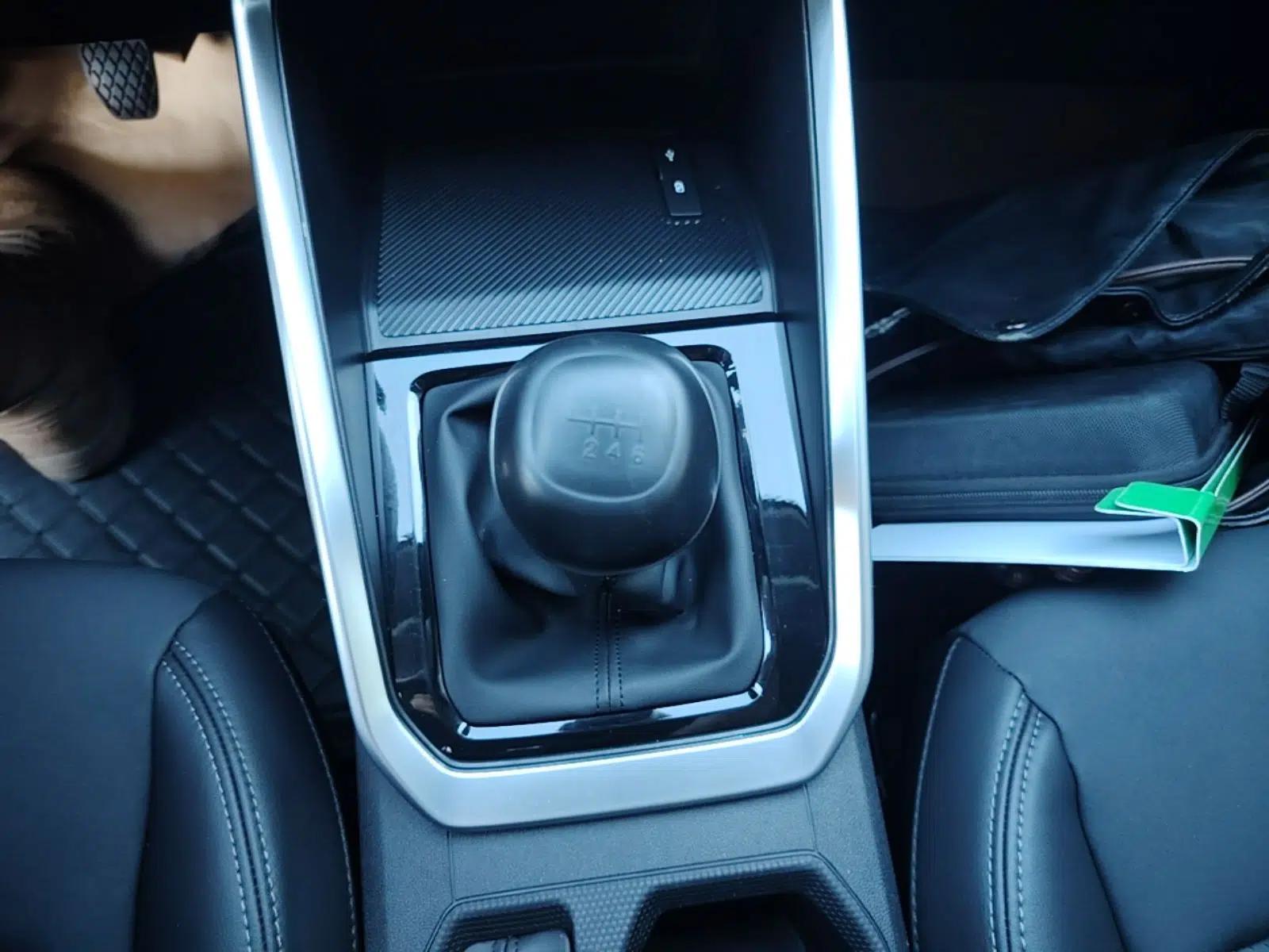 Wuling Alvez 2022 1.5L Manual Comfort Version — миниатюра 17