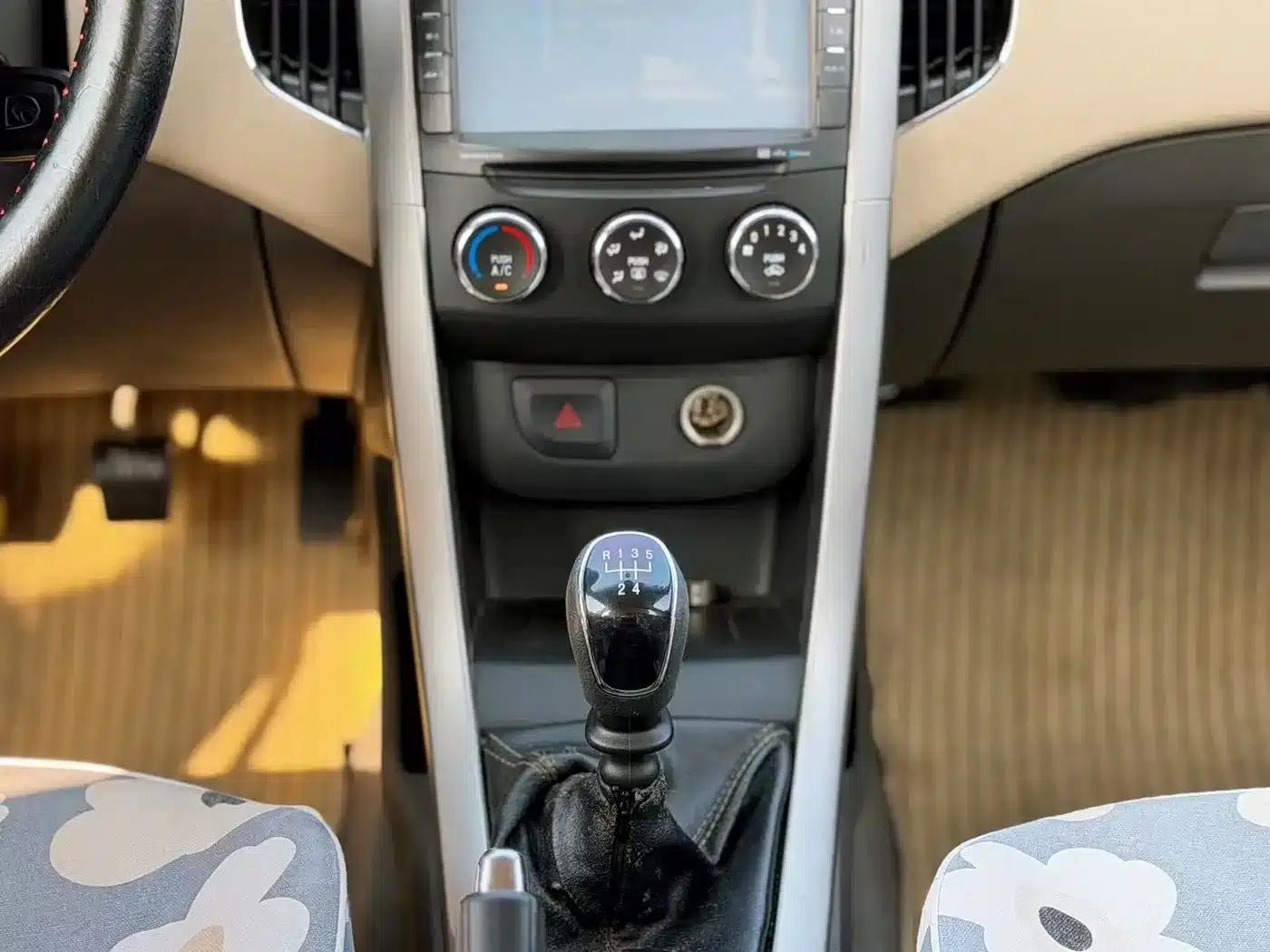 Baojun 630 2013 1.5L Manual Standard Edition — миниатюра 9