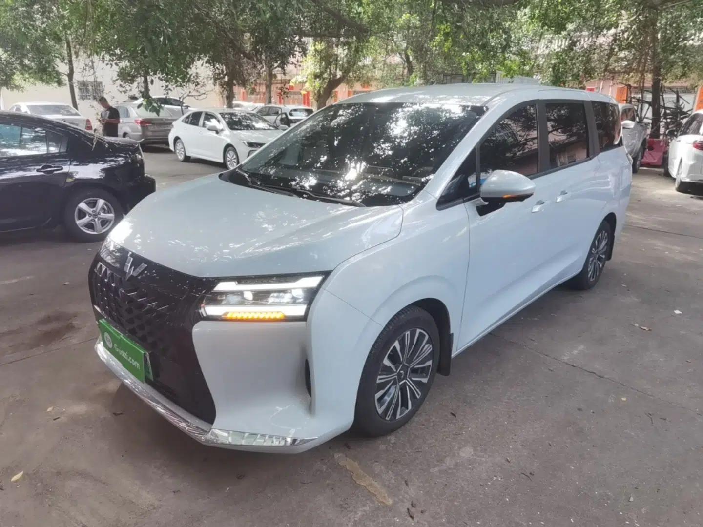 Wuling Starlight 730 2025 Model Plug-in Hybrid 125km Luxury Edition — миниатюра 1