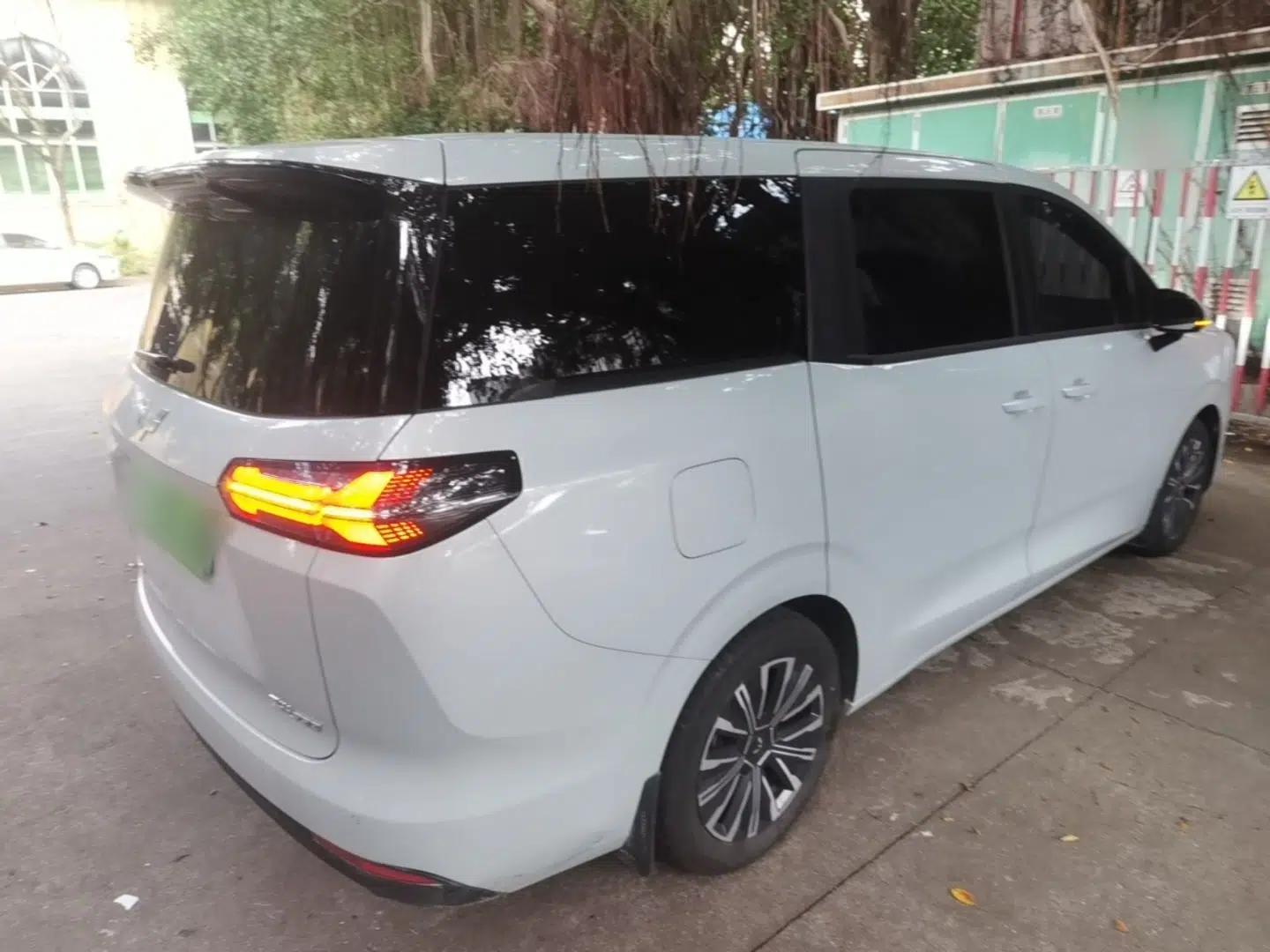 Wuling Starlight 730 2025 Model Plug-in Hybrid 125km Luxury Edition — миниатюра 6